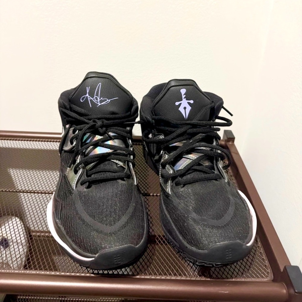 Nike Kyrie Irving Basketball Shoes- Men’s 11 - Black/Purple Excellent Condition